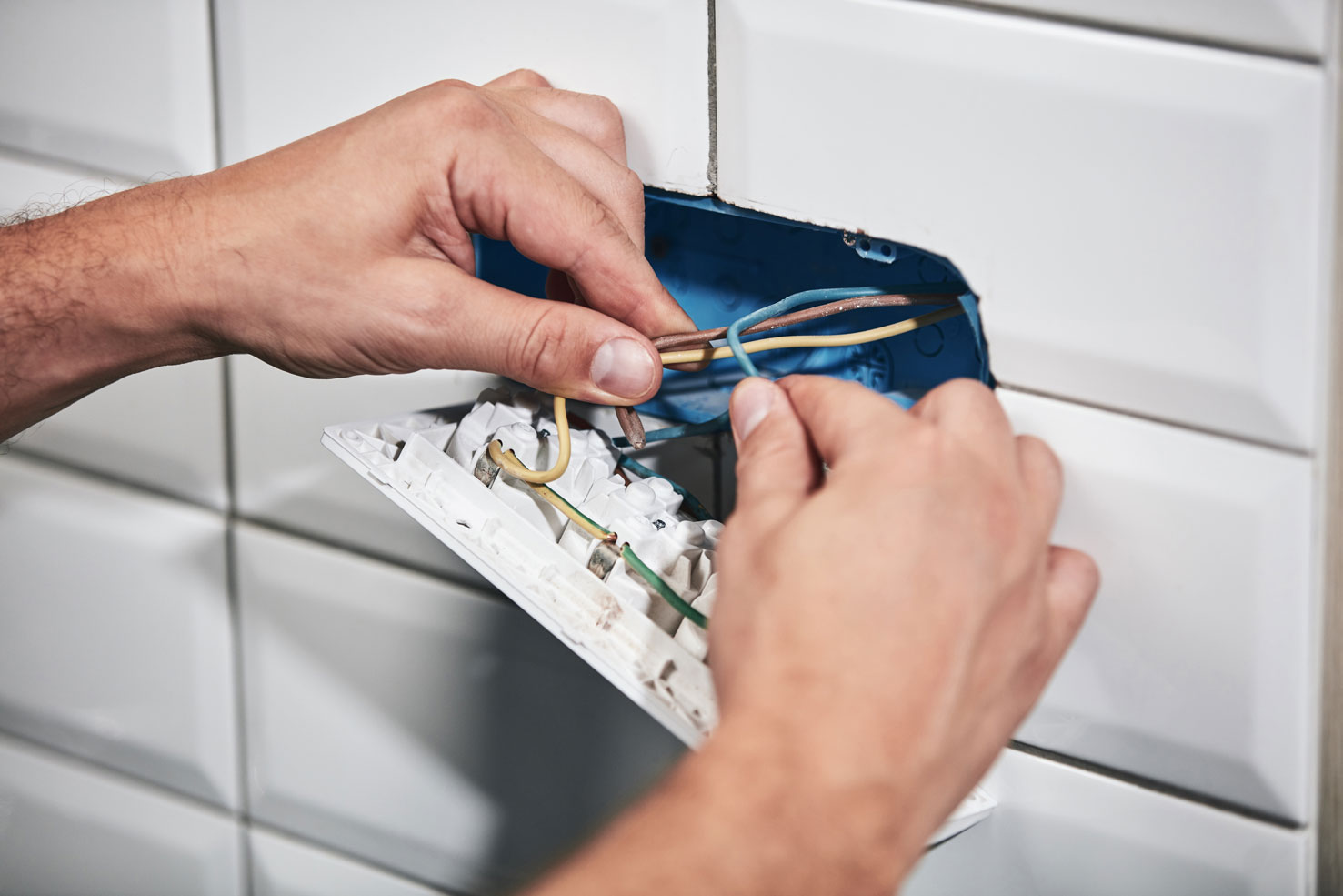 Installation in a wall of double socket