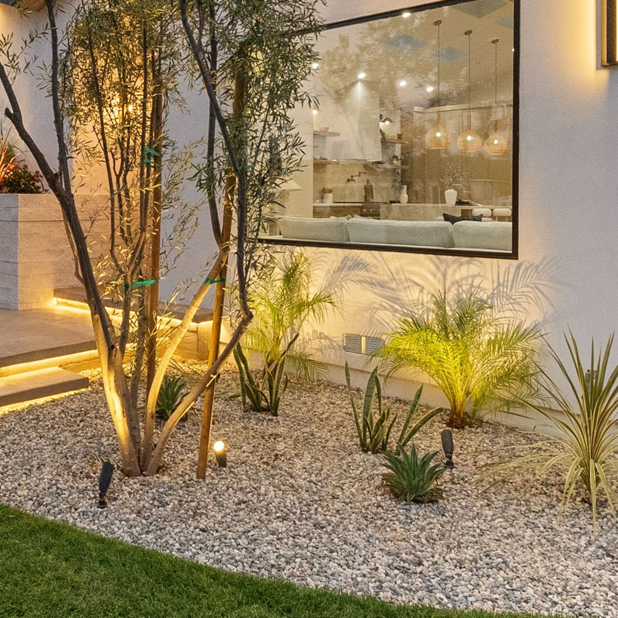 garden spike lights-lighting up plants
